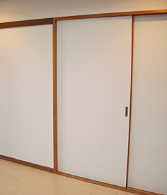 壁とふすまを同じクロスにすることで、統一感が生まれました