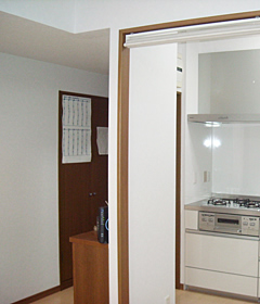 キッチンとリビングの壁はすべて取り払わず一部分を残した