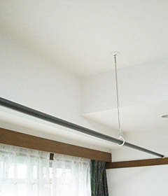 天井に木下地を埋め込んで室内用部屋干し金物を取り付けました