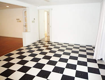 市松模様の床でイメージを一新。ブラック＆ホワイトでスタイリッシュな空間に