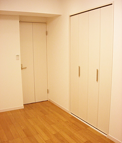 ドア・クローゼット扉ともに白で統一しました。