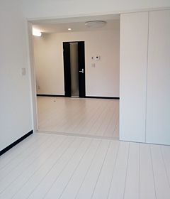 ダイニングとは3枚引き戸で仕切り。全開にすると1つの空間に