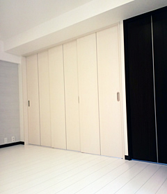 リビングとは3枚引き戸で仕切りました。