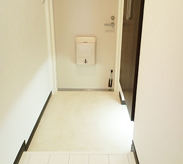 下駄箱の下に照明を付けることによって、足元が明るくなりました