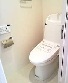 トイレはINAXの最新モデルを導入