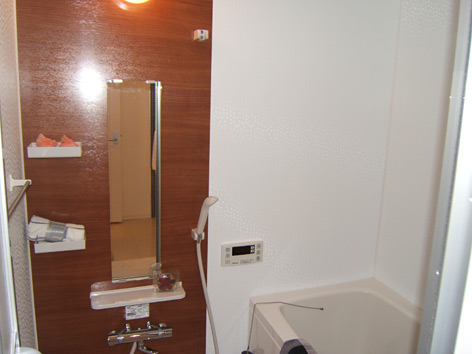 浴室はブラウンと白の調和した空間