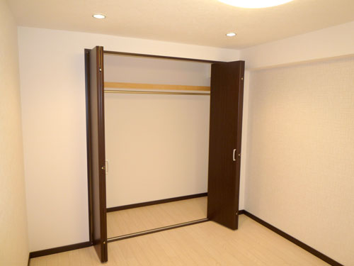 キッチンや建具にダークセピア色を採用