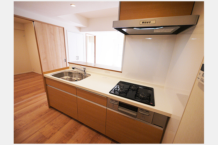 実用的な広めのカウンターで、視界が広がる対面式キッチン