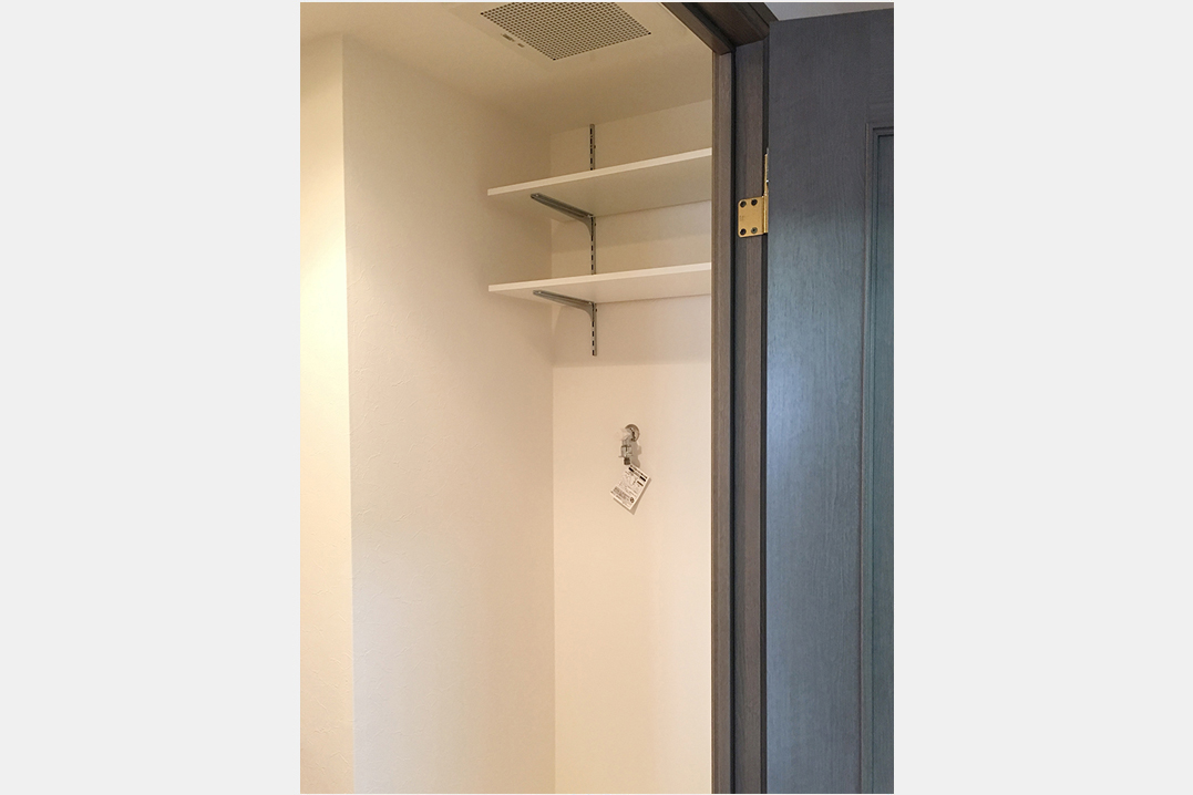 洗濯機置き場の上に便利な可動式の棚を新たに造作。