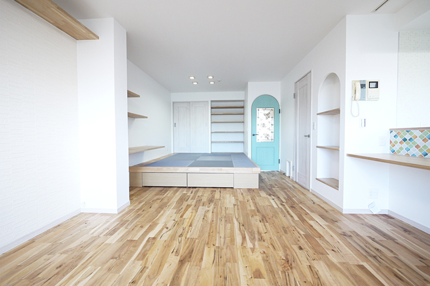 無垢床が広がるリビングはスカイブルーのアーチ扉がお部屋のアクセントに。