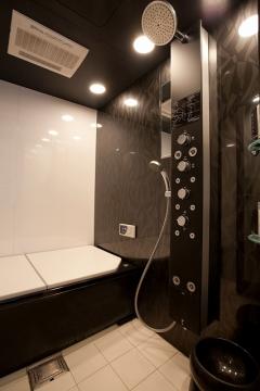 風呂場壁や床、シャワーユニットが自由に選べるINAXのシステムバス。