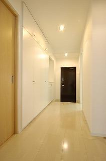 壁も白で床には優しい色のフローリングを合わせこちらも広々とさせています。