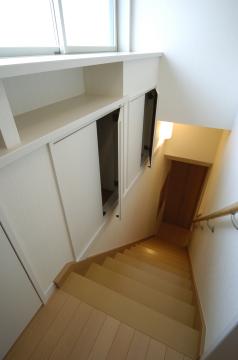 階段にも余すことなく収納スペースを追加。収納力が大幅にアップしました。