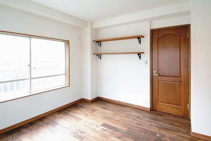 扉も統一して重みある色合いのものを