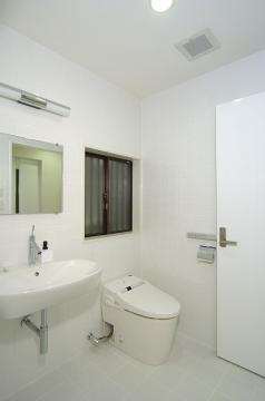 洗面・トイレは一室にまとめ、浴室も同タイルで統一。目地材も白で真っ白に。