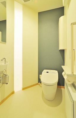 介護用スペースを設け、光の入らないトイレにガラスを入れることで洗面所からの光を確
