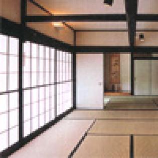 二間続きの和室は天井を上げることで空間を広げ、白い珪藻土と梁でコントラストを