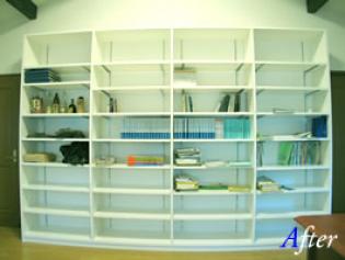 書斎の書棚は横棚板が可動式になっており、写真集や画集といった大きな本も収納可能。
