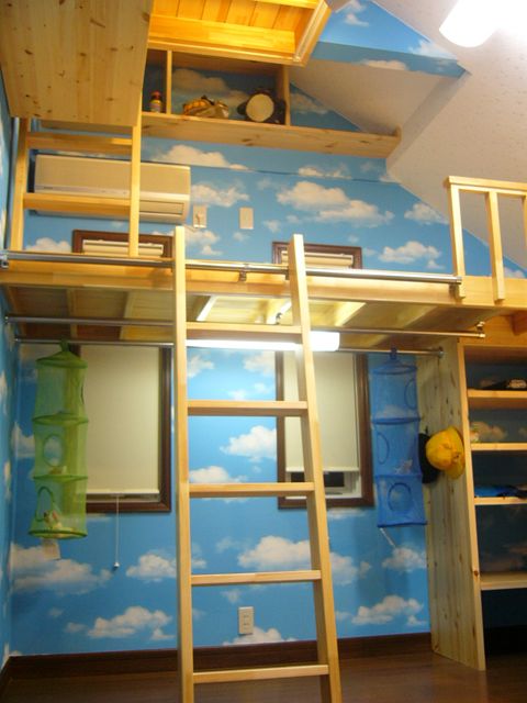 秘密基地完成のようなロフトのある子供部屋