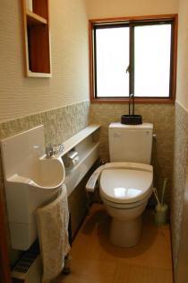 トイレは、床を竹タイル、壁をエコタイルと珪藻土で施工。