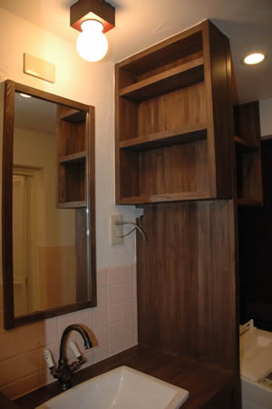 洗濯機上には洗濯物がよく見えるように照明を配置