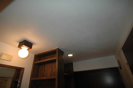 天井と壁は強アルカリ性のスイス漆喰“カルクウォール”仕上げ