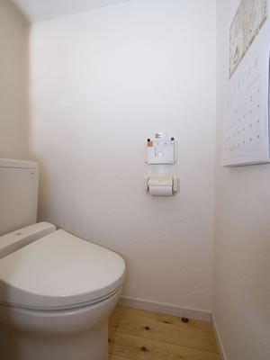 トイレの壁は消臭機能もある珪藻土で仕上げ