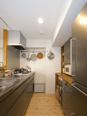 冷蔵庫のステンカラーで統一されたキッチンスペース。デザインと機能を両立