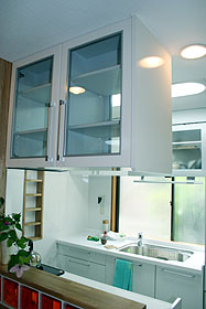 カウンターテーブルの下にも収納棚を造作