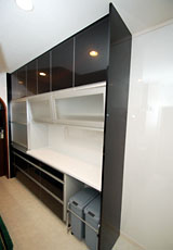 背面には収納力バツグンの収納棚を設置しました