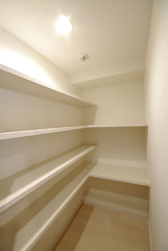 キッチンの後にパントリーを設け、収納力を高めました