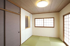 和室の床の間部分は造作で収納と飾り棚を設置