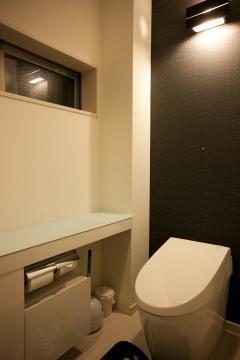 最新型タンクレストイレを導入。壁面のアクセントカラーが空間を引き締めています。
