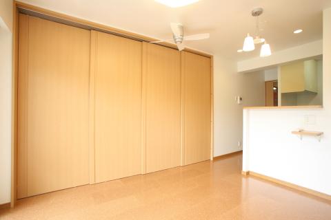 4枚の間仕切を閉めると独立した空間になり来客にも対応できます