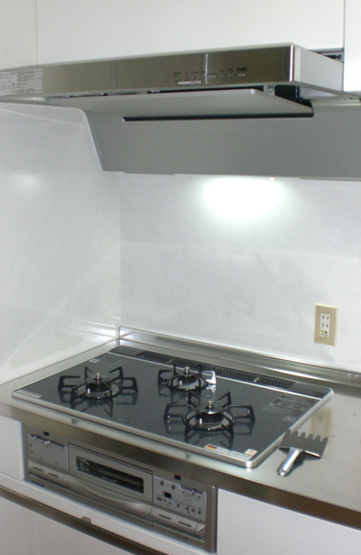 コンロはガラストップ。レンジフードもスタイリッシュなデザイン