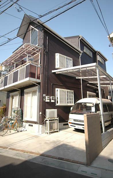 外壁はモダンな色合いへ塗り替え