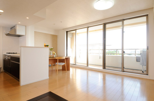 好みのダーク調の面材を選定したヤマハの「ベリー」へ