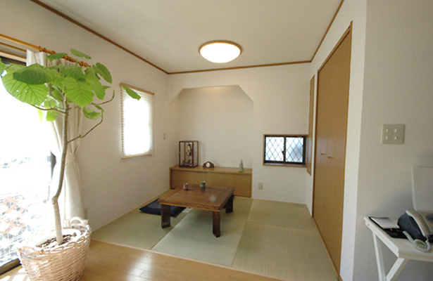 かつての一般的な和室も、和モダンな空間へと生まれ変わりました。