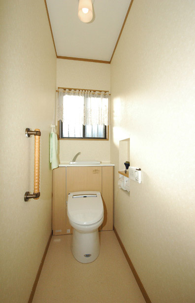 最新型の便器を導入して、バリアフリー化したトイレ。