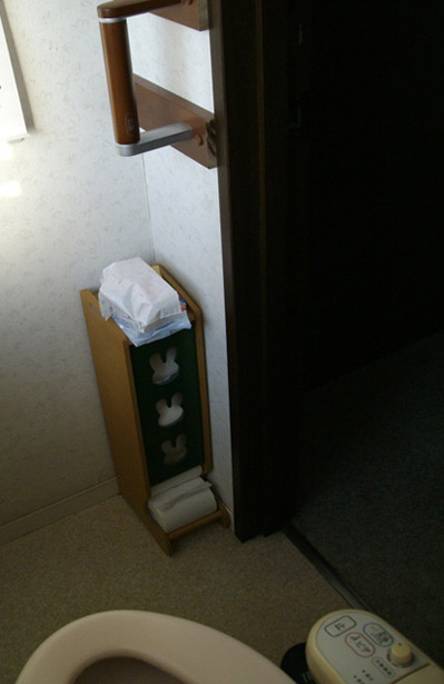トイレには立ち上がり補助用の手摺も設置しております。 