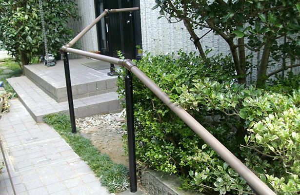 玄関や階段といった危険な箇所に、段差補助用手摺を設置しております。 
