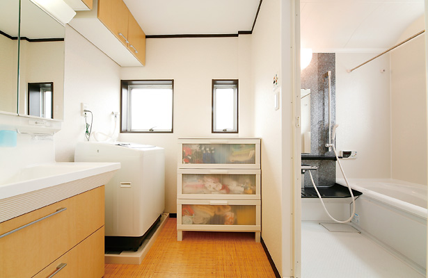 広々とした洗面所やモノトーンで統一した浴室も明るく爽やかな空間に。