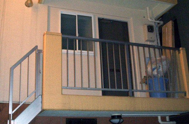 外階段付きの２階ベランダは、引き違いだった掃き出し窓を取り外しました。