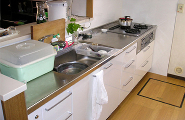 システムキッチンはサンウェーブの「シェルトBMI型2700」を採用