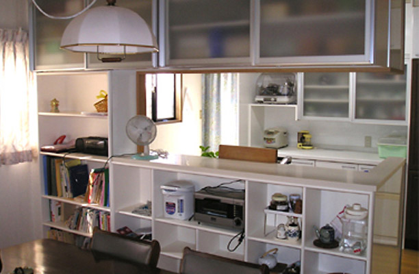 家電製品などもきっちりと収納でき、リビングが広く使えるように