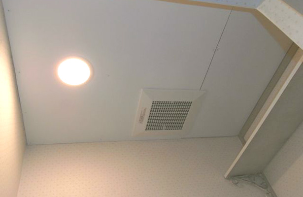 トイレ天井の裸電球をダウンライトへ変更し、壊れて動かなくなった換気扇も交換