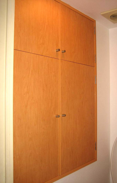 木目調のダイノックシートを張ることで、雰囲気ががらりと一変