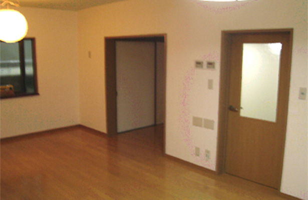 床暖房施工とともに、洋室2部屋をつなげて、広い1部屋へと改築しました