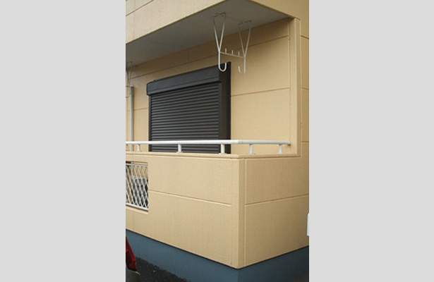 防犯性を向上させるため、シャッターを後付