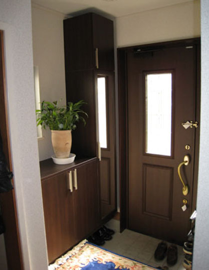 玄関収納は松下電工レセンテを採用。 